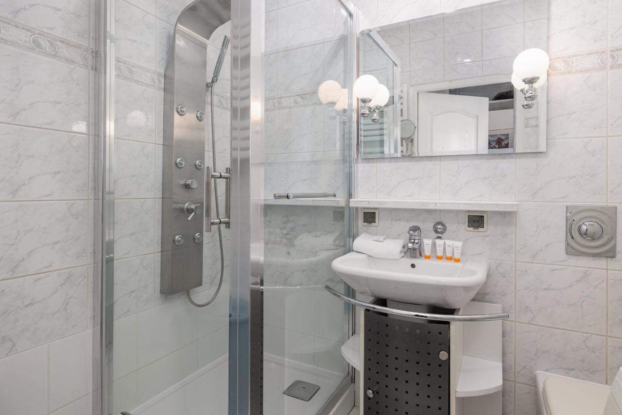 One Bedroom With Balcony In By Renters Apartament Poznań