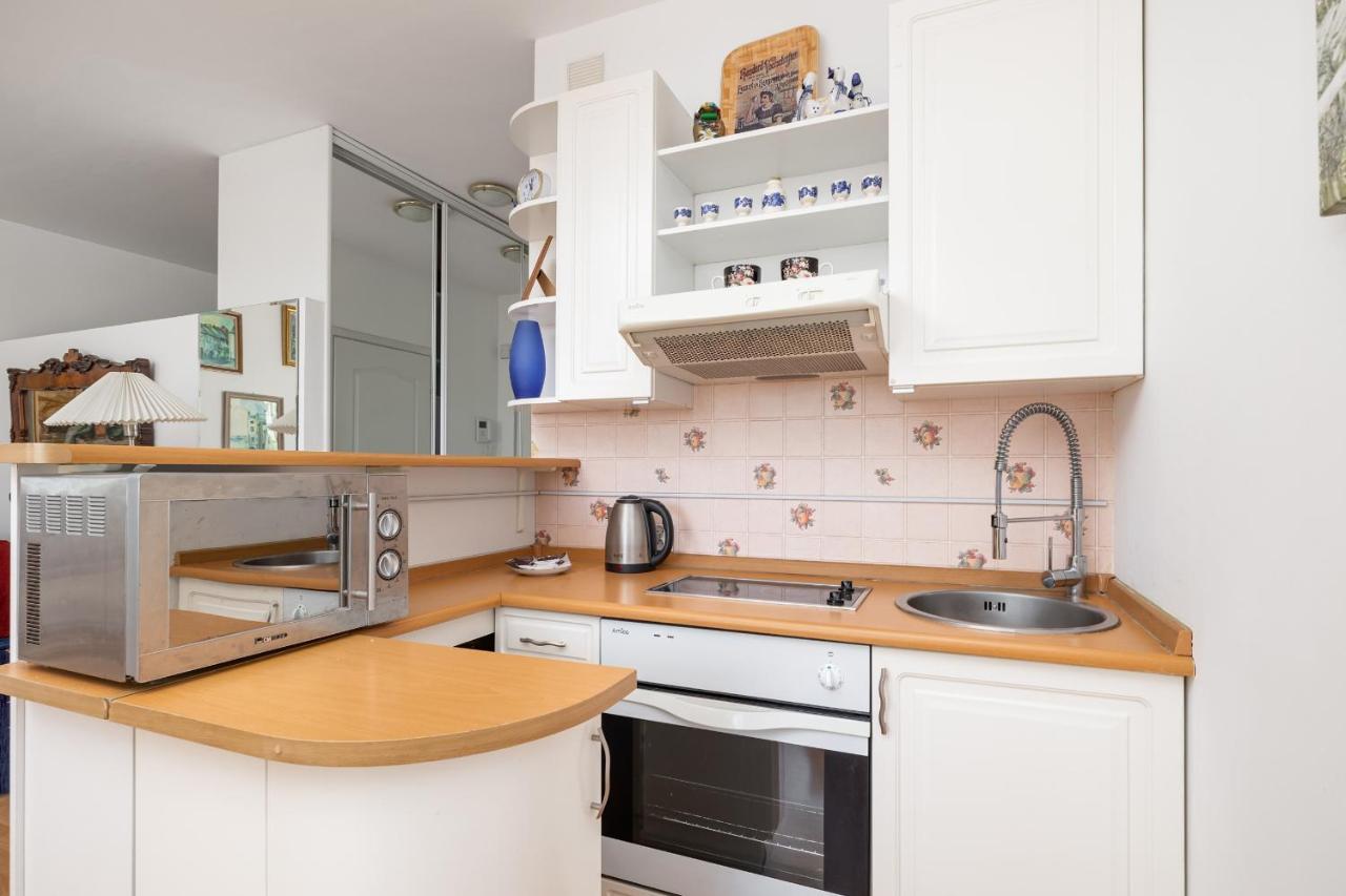 One Bedroom With Balcony In By Renters Apartament Poznań